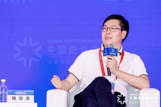 谷歌前CEO称中国AI落后美国十年，姚劲波：他知道是直播，就是要向中国讲出来  第1张