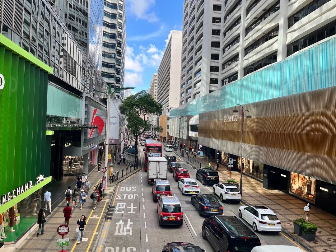 “包租公”生意缩水，香港地产豪门也开始亏钱了